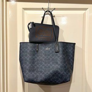 NWT COACH City Central Tote handbag with insert in Signature Navy coated canvas